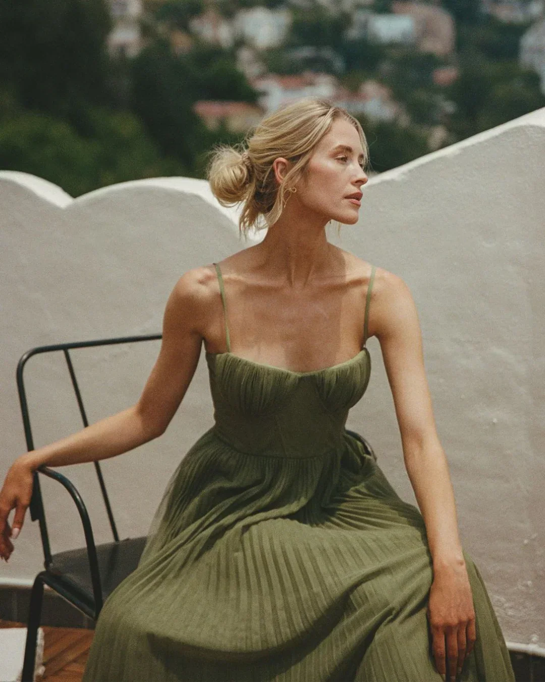 Olivia | Moderne Eleganz mit freiem Rücken