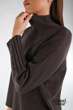 Emma | Suéter contemporáneo de cuello alto y fit relajado S/M Abbigliamento e accessori