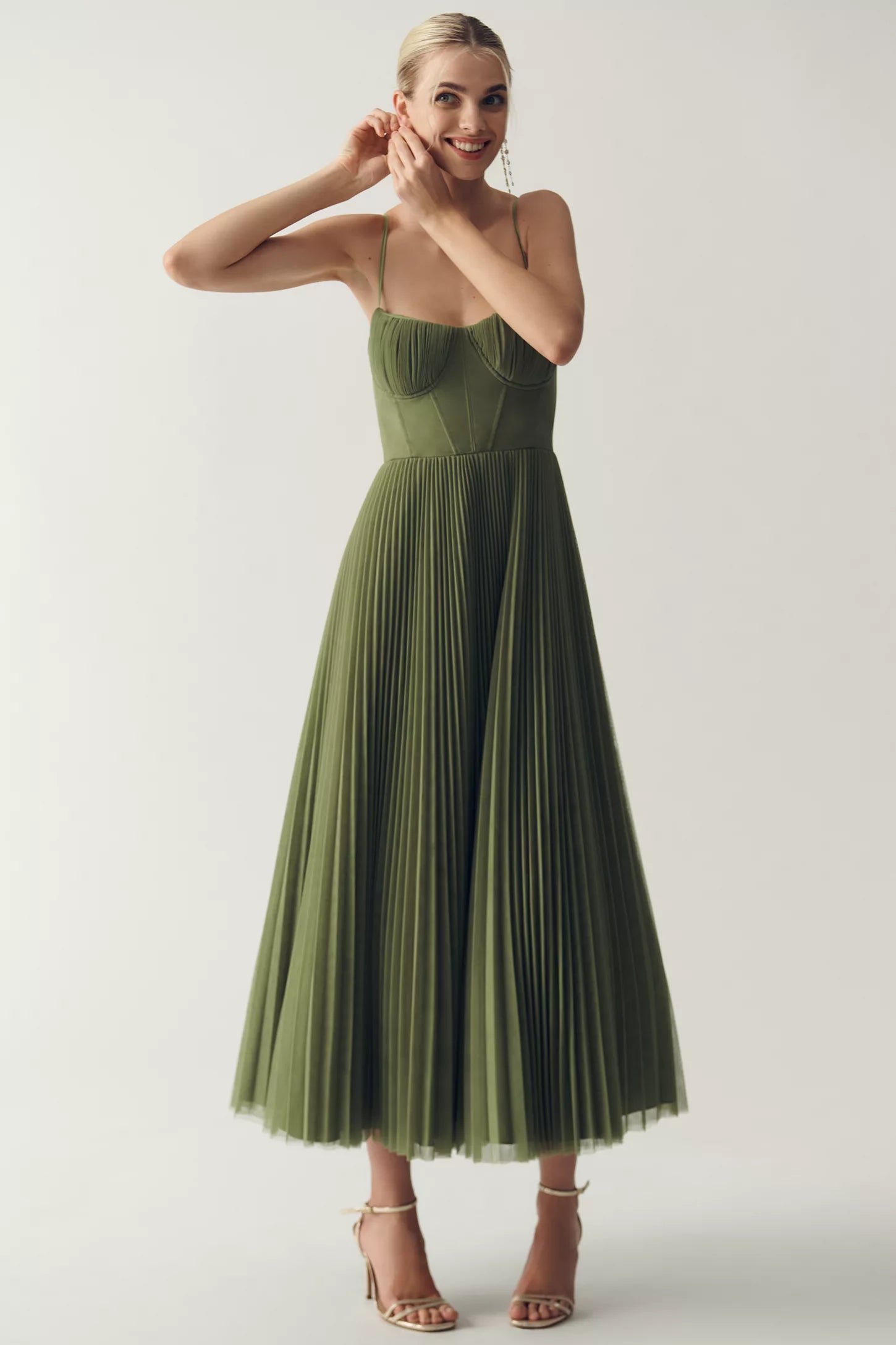Olivia | Moderne Eleganz mit freiem Rücken