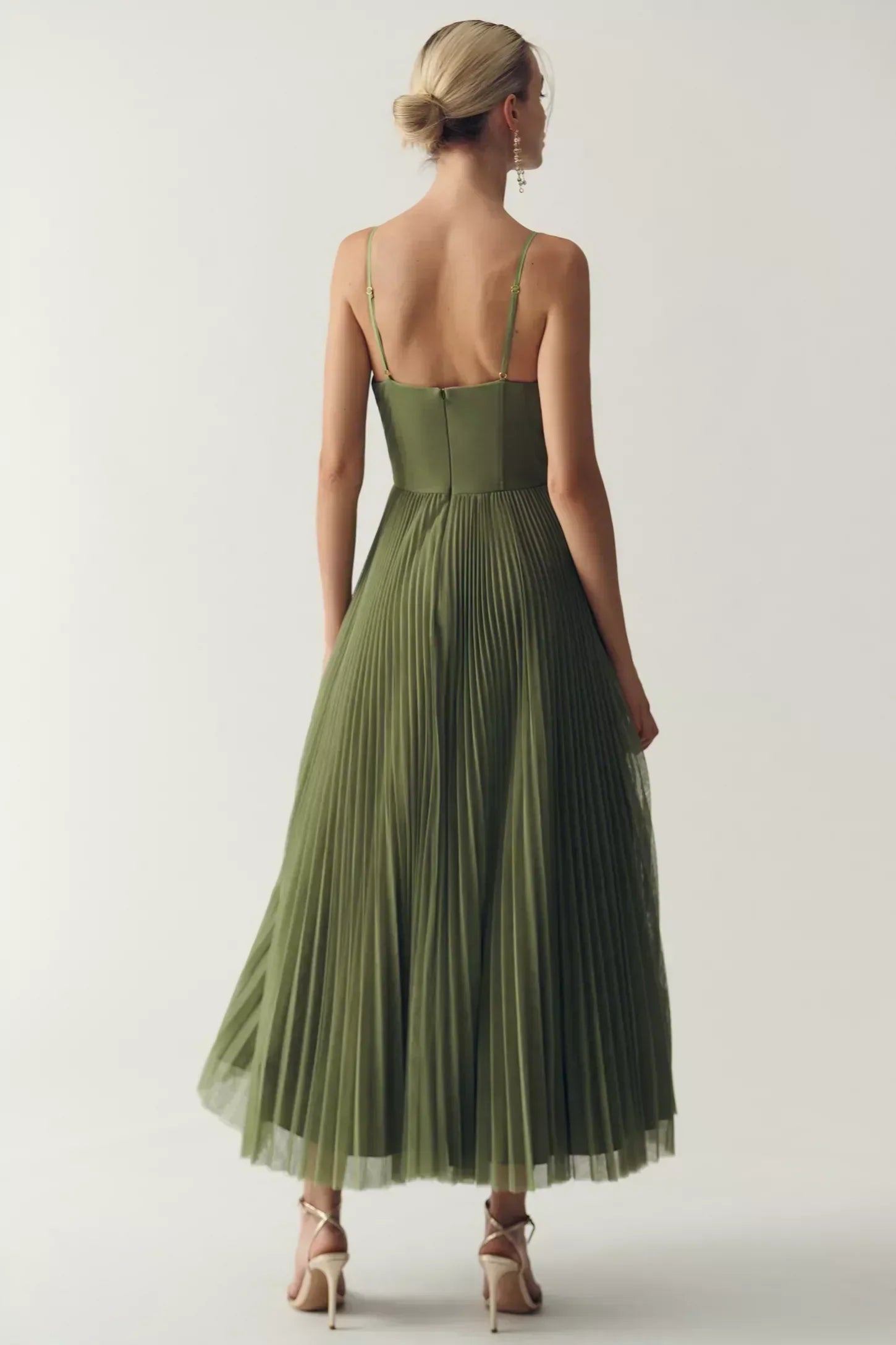Olivia | Moderne Eleganz mit freiem Rücken