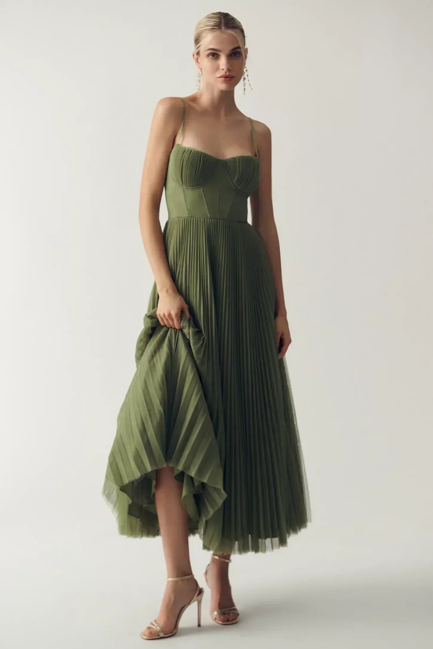 Olivia | Moderne Eleganz mit freiem Rücken